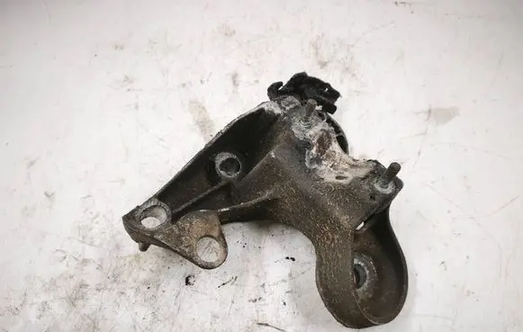 Audi A4 S4 B5 8D Engine mounting bracket 8E0199352