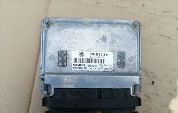 Volkswagen PASSAT B5 Engine control unit/module 3B0906018P 5WP4017402 5WP401742