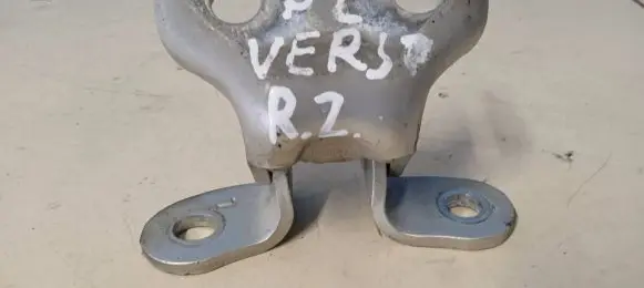 Toyota Corolla Verso AR10 Front door lower hinge 