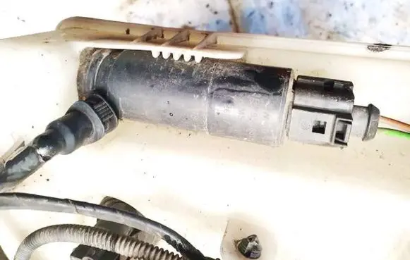 Skoda Octavia Mk2 (1Z) Windscreen/windshield washer pump 3b7955681 ms3