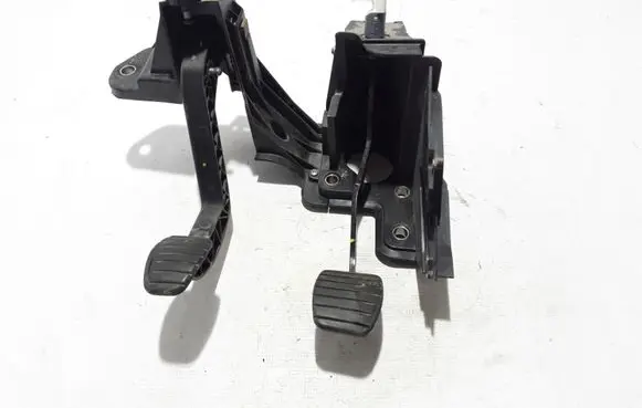 Opel Movano B Brake pedal 8200672233