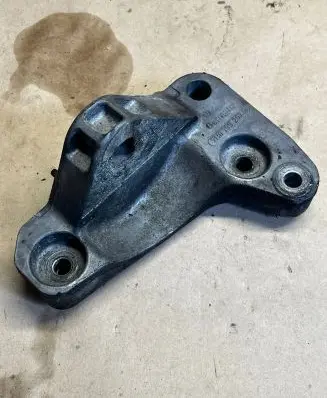 Volkswagen Transporter - Caravelle T5 Engine mounting bracket 7H0199207B