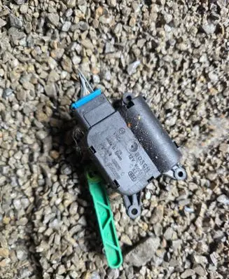 Audi A4 S4 B7 8E 8H Air flap motor/actuator 8E2820511B