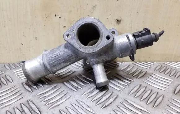 Volkswagen Golf IV Engine coolant pipe/hose 038121133A