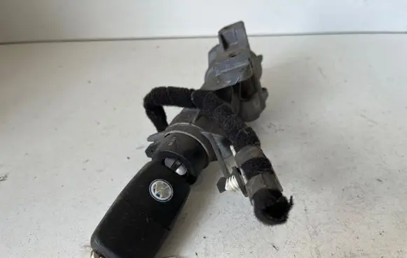 Volkswagen PASSAT B5 Ignition lock 4B0905851C