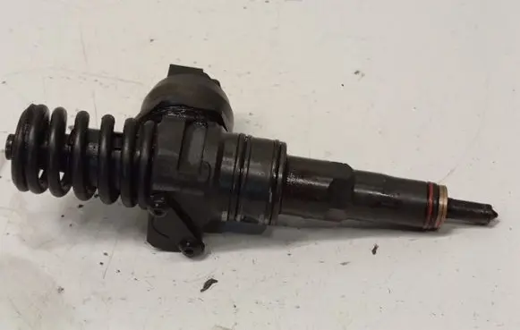 Volkswagen PASSAT B5.5 Fuel injector 038130073AJ