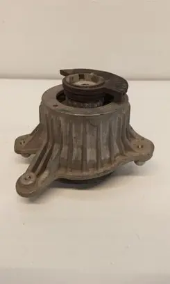 Engine mount vacuum valve