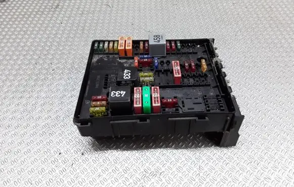 Volkswagen Touran I Fuse module 1K0937124K