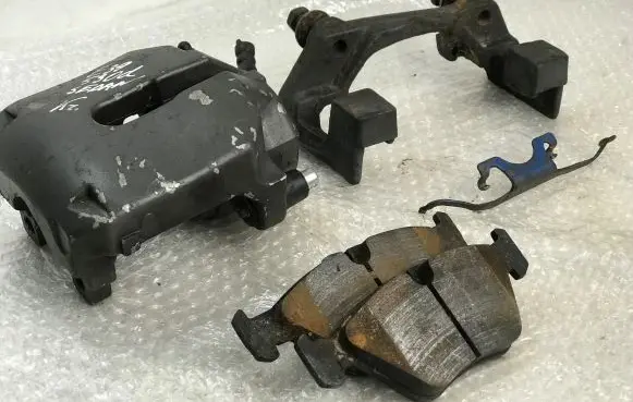 BMW 5 E39 Front brake caliper 6022