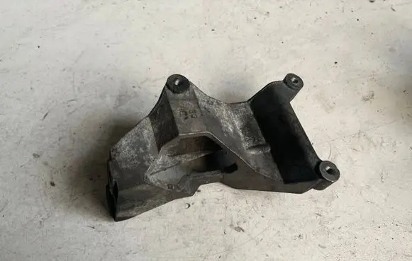 Volkswagen Polo III 6N 6N2 6NF Engine mounting bracket 038129723E