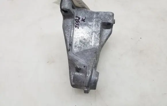 Mercedes-Benz E W212 Engine mounting bracket A6422235404