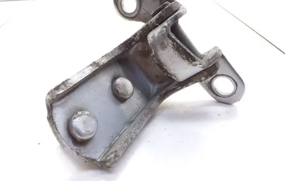 Toyota Avensis T220 Rear door lower hinge