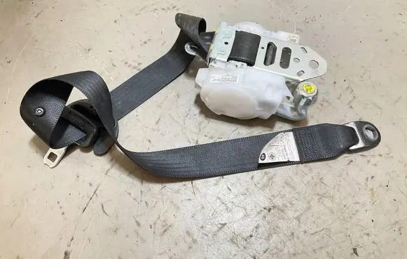 Lexus CT 200H Front seatbelt 7S8870P 002261 0540040