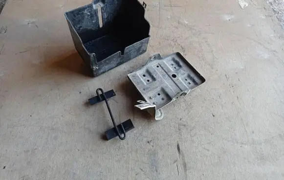 Mitsubishi L200 Battery box tray 