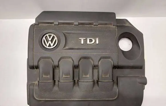 Volkswagen PASSAT B8 Engine cover (trim) 04L103925Q
