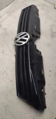Volkswagen Jetta VI Front grill