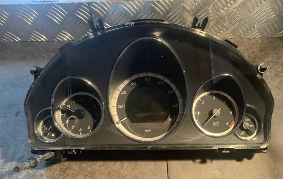 Mercedes-Benz E C207 W207 Speedometer (instrument cluster) A2129003109