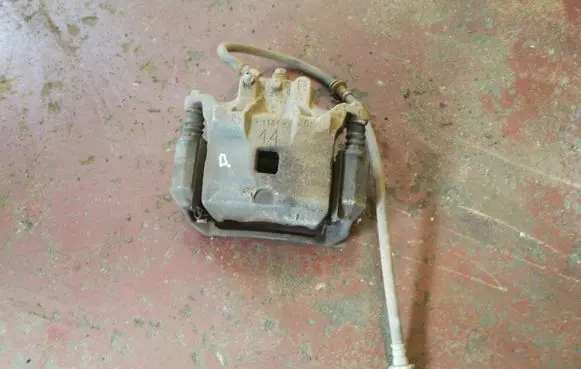 Nissan Juke I F15 Front brake caliper