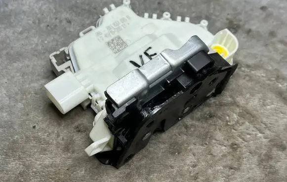 Audi A3 S3 8V Rear glass lock/latch T1580 8X1837015B