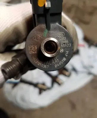 Renault Trafic III (X82) Fuel injector 0445110414
