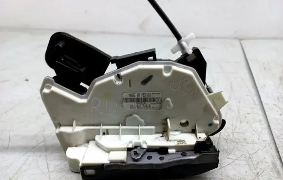 Volkswagen Jetta VI Front door lock 5K1837016E