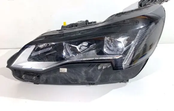 Peugeot 3008 II Headlight/headlamp 9836230680