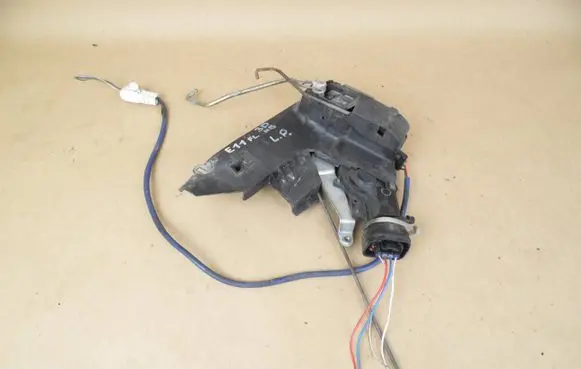 Toyota Corolla E110 Front door lock 
