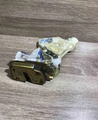 Nissan X-Trail T30 Rear door lock 805524U300 89A925 XTRAIL
