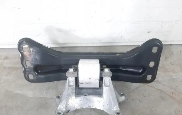 Mercedes-Benz CLS C218 X218 Engine mount bracket A2122422201