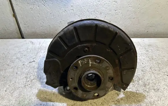 Volkswagen PASSAT B6 Front wheel hub