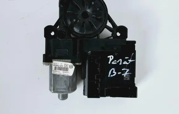 Volkswagen PASSAT B7 Front door window regulator motor 0130822451 3C0959792B