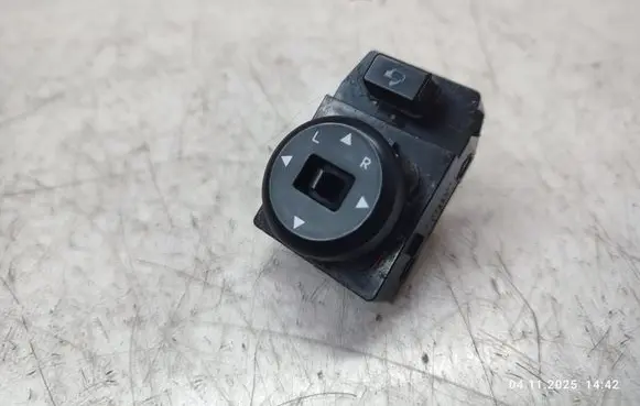 Wing mirror switch