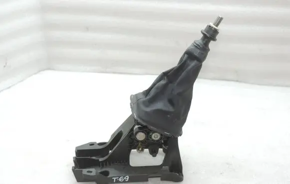 Toyota Yaris Gear shifter/selector 335300D070
