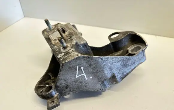 Audi A4 S4 B6 8E 8H Engine mounting bracket 8E0199352F