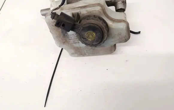 Brake fluid reservoir