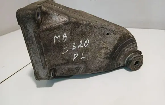 Mercedes-Benz E W211 Engine mounting bracket A6132230504