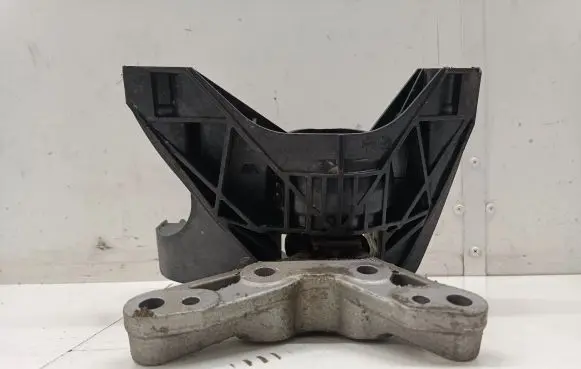 Engine mount bracket