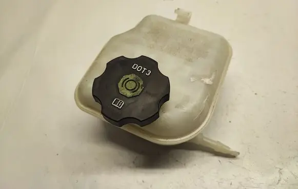 Chevrolet Camaro Brake fluid reservoir 