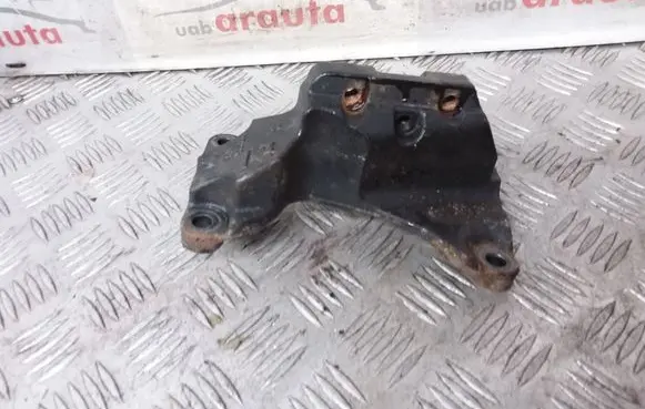 Opel Zafira B Engine mounting bracket 332253673