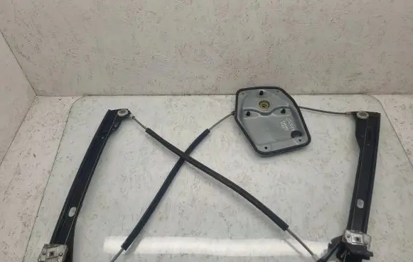 Volkswagen Golf V Front door electric window regulator 038074023