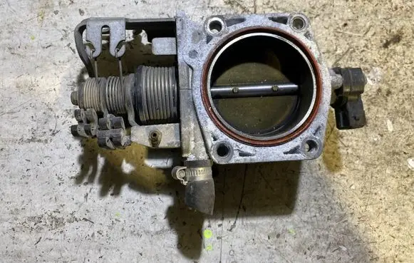 BMW 5 E39 Throttle valve 1433385 2197