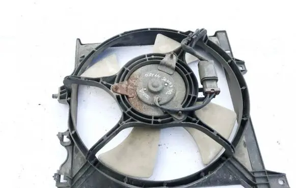 Radiator cooling fan shroud