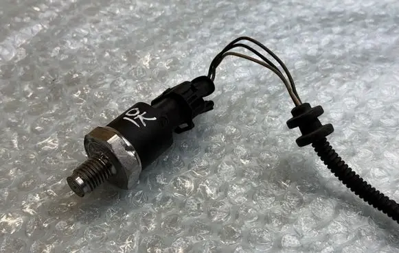 BMW 5 E39 Fuel pressure sensor 0281002405