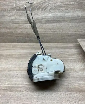 Toyota Avensis T220 Front door lock TOYOTADOORLOCK