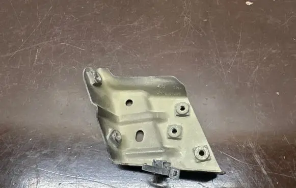 Volkswagen Touareg II Fender mounting bracket 7P6821151
