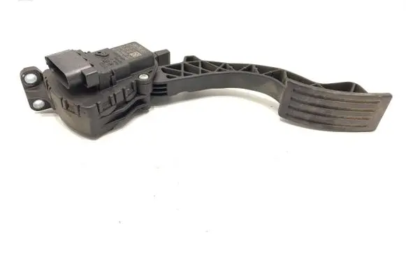 Accelerator throttle pedal