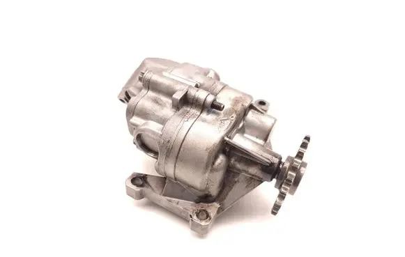 Mercedes-Benz E AMG W212 Oil pump R6461810101