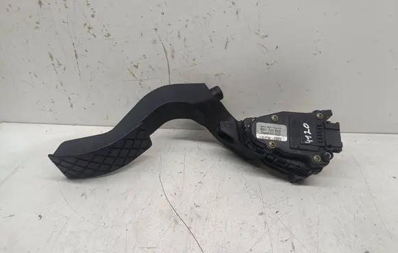 Volkswagen Phaeton Accelerator throttle pedal 8D1721523 6PV00777007