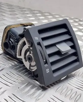 Toyota Avensis T270 Dash center air vent grill 5566005100 9888