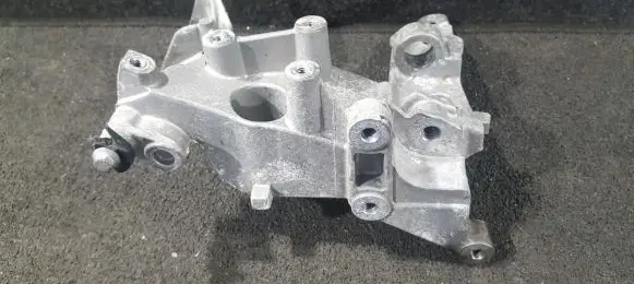 Peugeot 308 Engine mounting bracket 9684613880